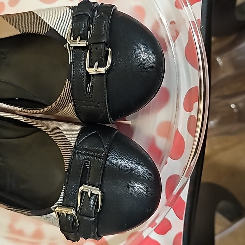 E Little Girls Burberry Ballet flats w/ 💛buckles size 31 Eu or 13 US w/ bag - Picture 4 of 14